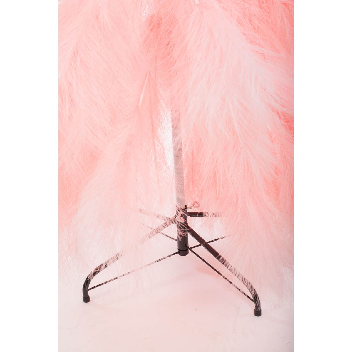 Sapin suspendu en plastique rose à plumes avec base en métal