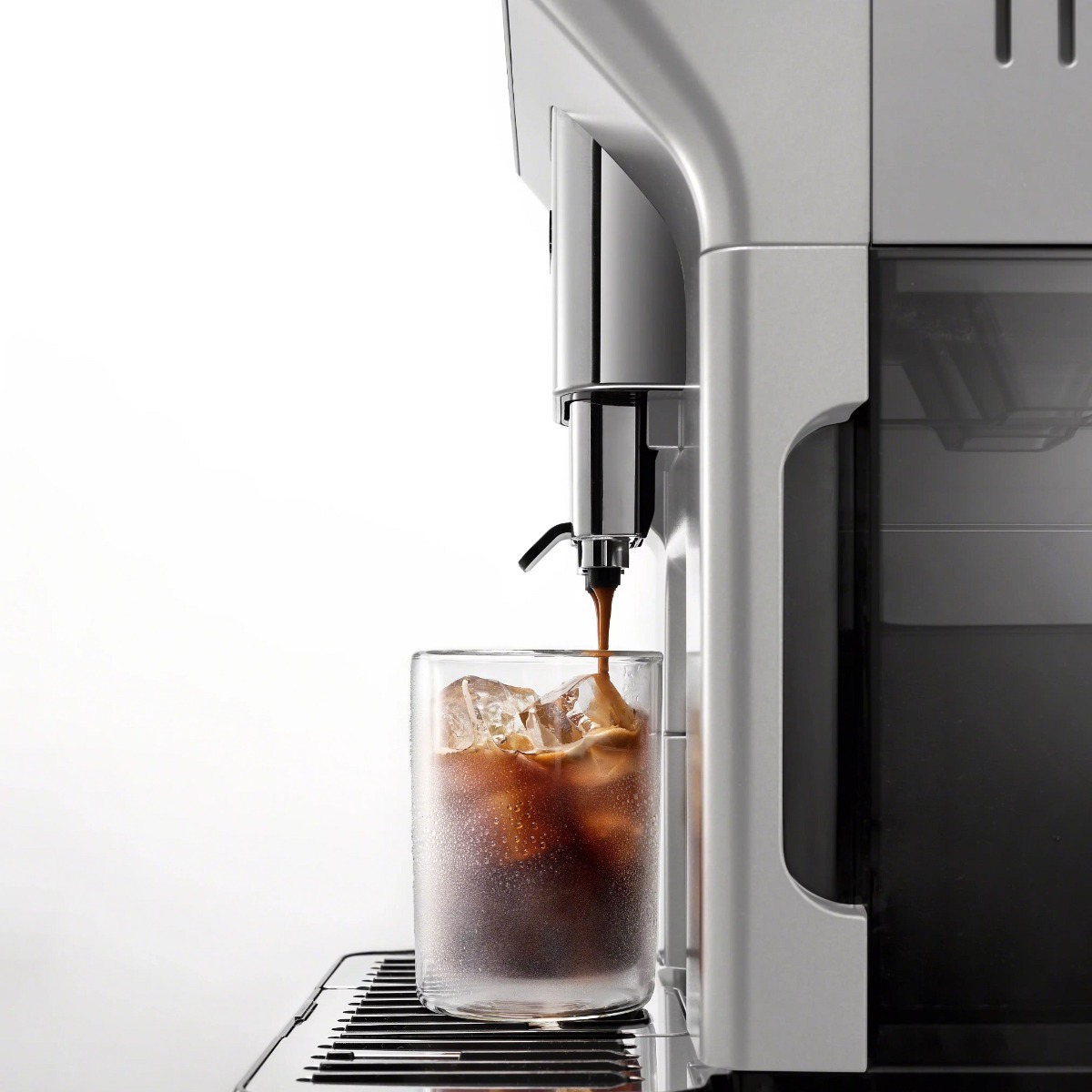 De’Longhi Eletta Explore dispensing coffee into a glass with ice