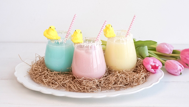 Cocktails de Pâques sans alcool bleu, rose et jaune pastel ornés de poussins en guimauve