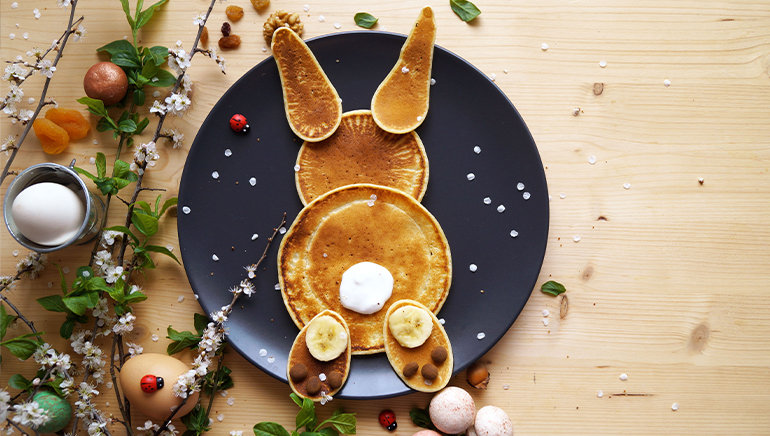 Assiettes en papier lapin de Pâques pastel avec oreilles