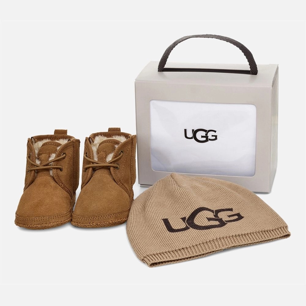 Boîte cadeau UGG® chaussons et bonnet « Neumel »