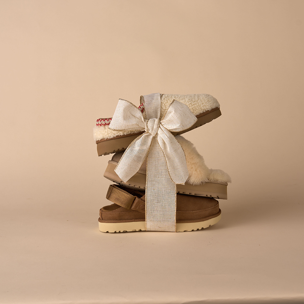 Chaussons douillets empilés, noués avec un ruban, style cadeau 